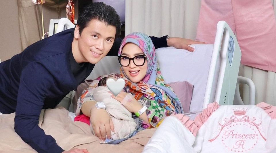 syahrini-dan-reino-barack-momen-begadang-mengurus-anak-pertama